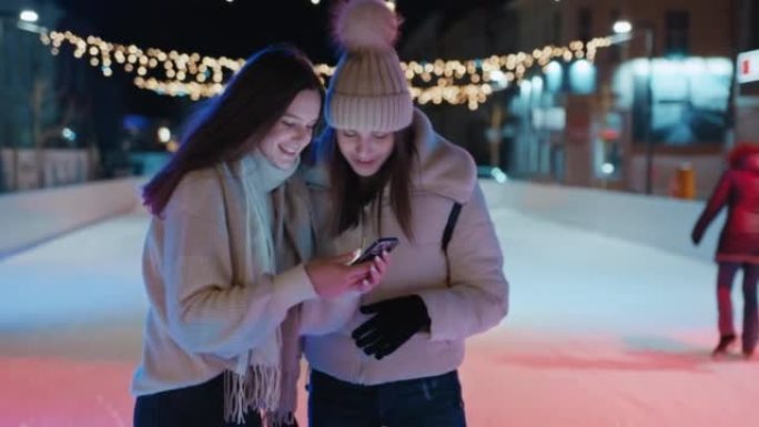 两名年轻女性使用手机发短信