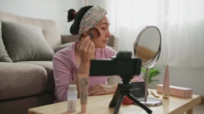 美容博主女人在相机上拍摄日常化妆常规教程