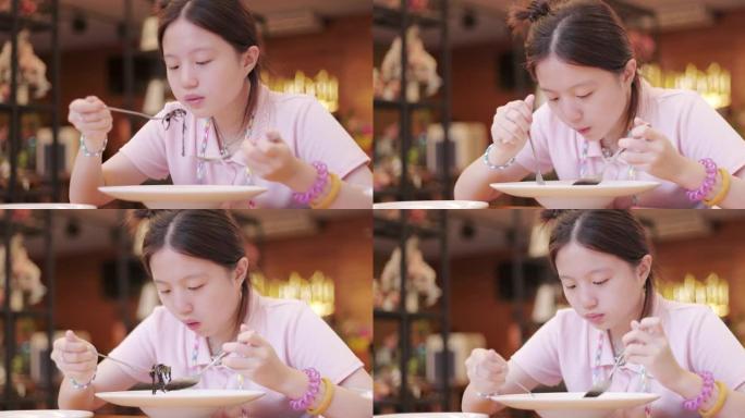 亚洲少女在餐厅吃意大利面
