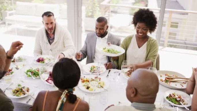各种各样的最好的朋友从上面吃喝。人们在餐厅或家里的桌子旁举行午餐聚会。快乐的男人和女人在用餐时互相交