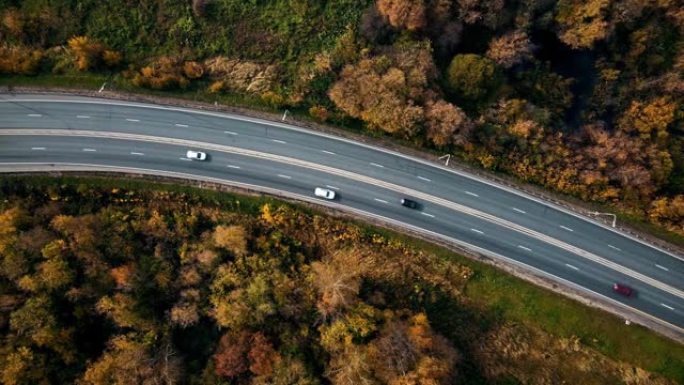 在高速公路上行驶汽车。航拍视频