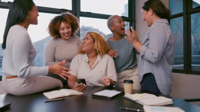团队合作，快乐或商务女性，在办公室里用电话看八卦新闻、社交媒体或博客内容。智能手机上的朋友、创业公司