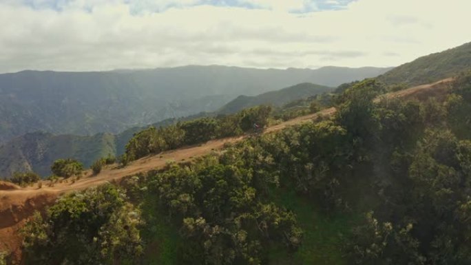 在西班牙加那利群岛的山路上进行空中WS山地自行车运动