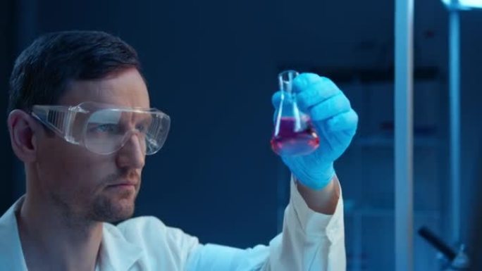 一位年轻的化学家进入了他在实验室烧瓶中看到的化学反应的结果，在他面前的计算机中
