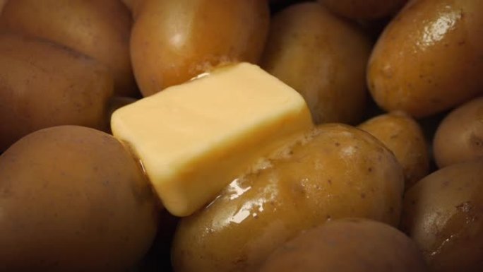 黄油在滚烫的土豆上融化