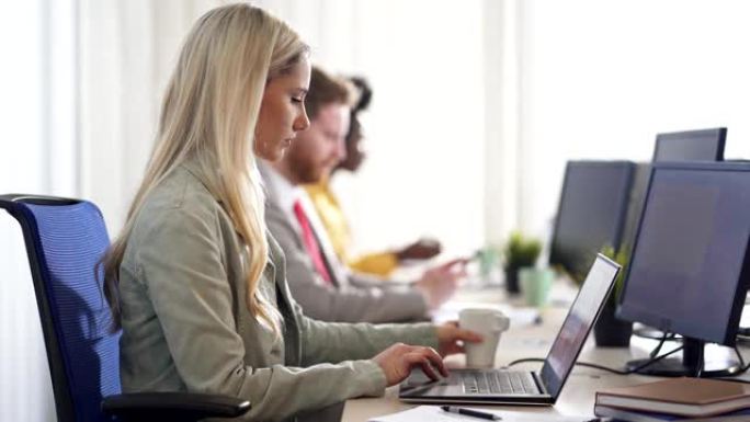 在办公室工作的女商人