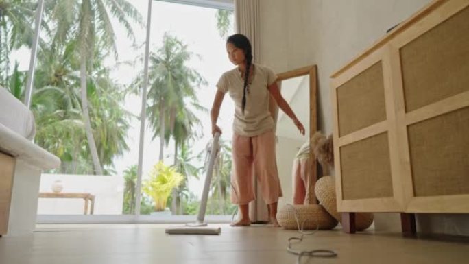 女人打扫房子清洁地板