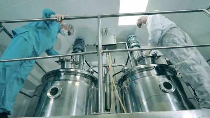 制药工人正在管理发酵反应器