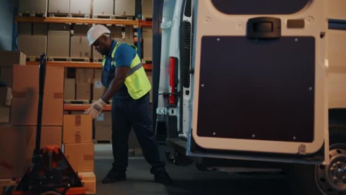 英俊的黑人男性零售仓库工人在送货卡车上装载纸箱。物流零售中心，交付电子商务在线订单，食品，药品供应。