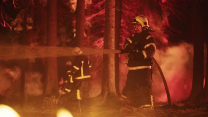经验丰富的消防员扑灭森林深处的荒地大火。专业的安全制服和头盔使用消防车来对抗全球变暖和夏季高温引起的