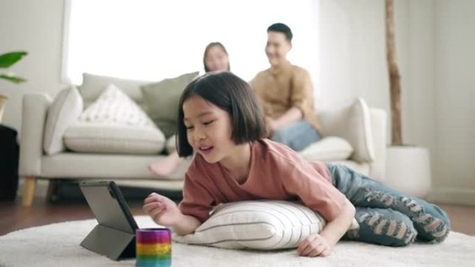 亚洲女儿在家与家人一起参加在线课程