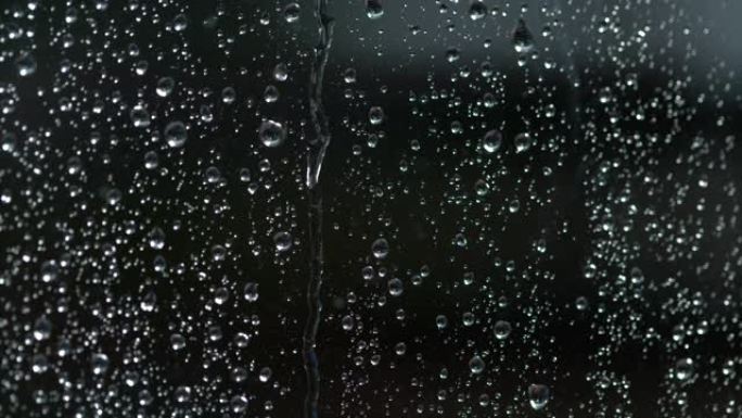 宏观，dow: 夏季暴雨期间，雨滴从潮湿的窗户滴下。