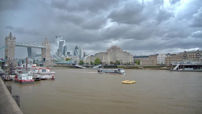 塔桥和伦敦市港口码头邮轮航行乌云积雨云