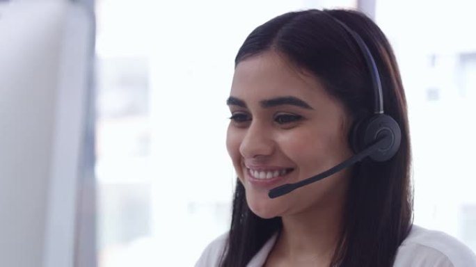 呼叫中心代理在与客户交谈时使用计算机的4k视频片段