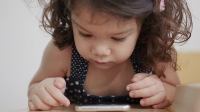 儿童在家中使用智能手机