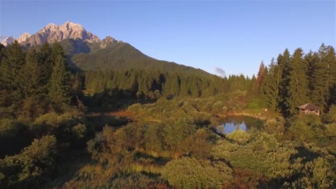 空中: 泽伦奇自然保护区的迷人景色，温暖的秋天色彩