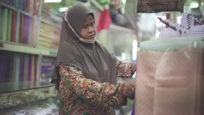 穆斯林妇女在精品店购物