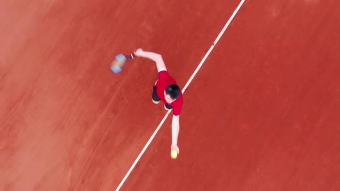 男子在打网球时发球的俯视图