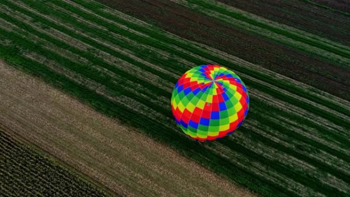 五彩热气球降落在农村地区