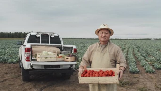 农民带着一盒西红柿