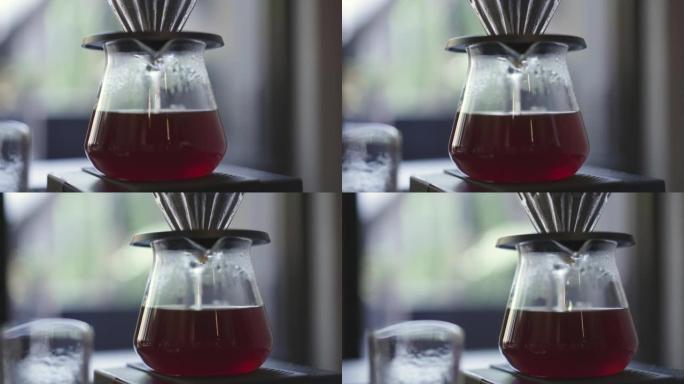 咖啡师用倒入热水制作咖啡滴水moka壶用老式设备冲泡咖啡滴水