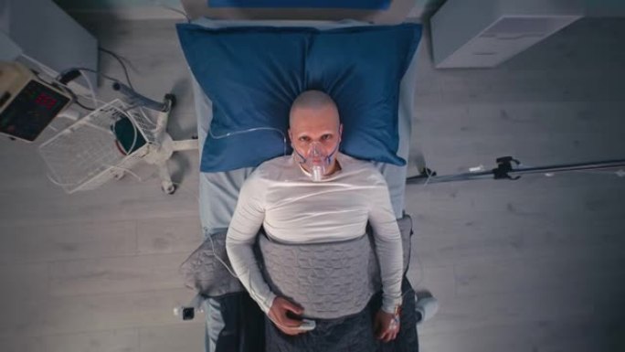 男性患者躺在肿瘤诊所的床上