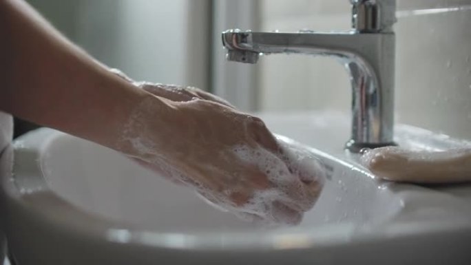 女人小心地用消毒皂洗手