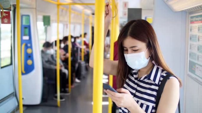 在火车上戴着口罩的公共交通中的女人