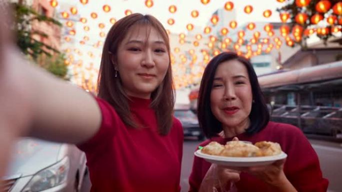 快乐的女人家庭喜欢在街上吃食物。