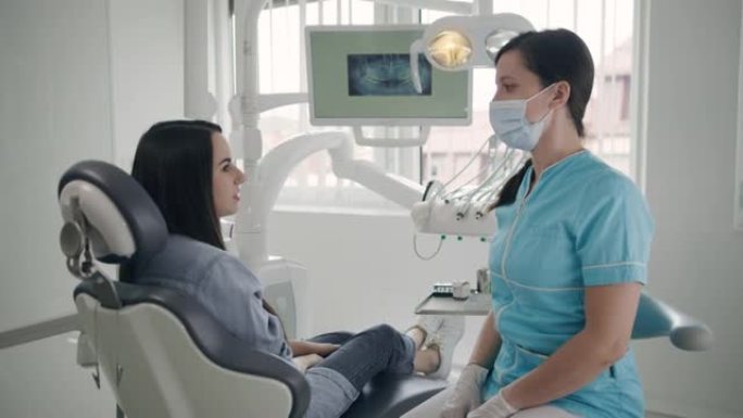 SLO MO女牙医与女病人谈话