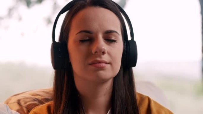 一名年轻女子戴着耳机听音乐的DS肖像
