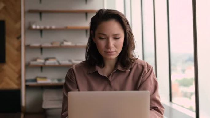 女商人使用笔记本电脑领导与客户的商务往来