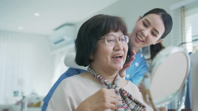 迷人的年轻亚洲老年女性公民快乐的脸与护士在早上的日常生活方式，发刷梳理，亚洲护理家庭护理志愿者，辅助