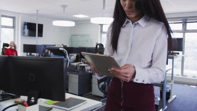 女人在办公室使用数字平板电脑