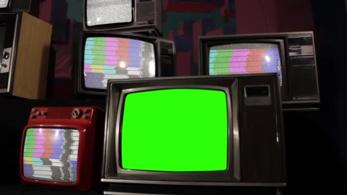 许多带有测试卡图案和噪音的电视中的旧电视绿屏。放大。
