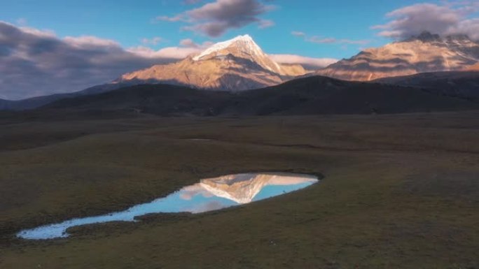 草原湿地折射雪山英姿