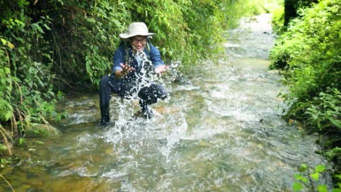 徒步旅行者在山间溪流中抽水