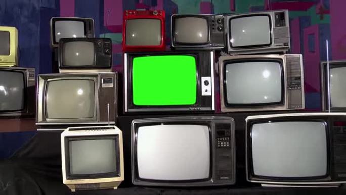 一台老式电视，带有绿色色度键屏幕，堆积在许多复古电视中。放大。4K。