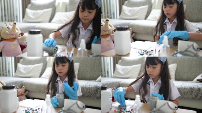 小女孩玩医生开心，用听诊器和医疗器械微笑