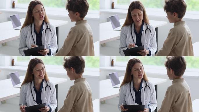 女医生在诊所就诊时与小病人交谈