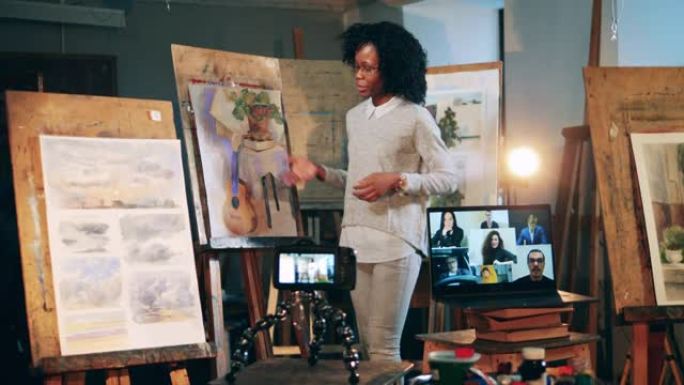 非洲妇女正在互联网上进行艺术课
