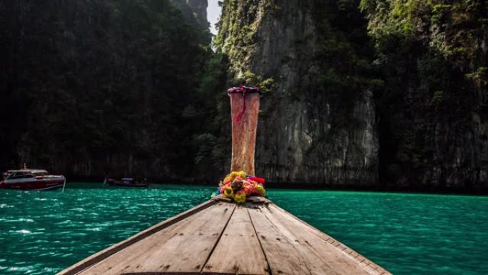 泰国披披群岛Pileh泻湖的长尾船。