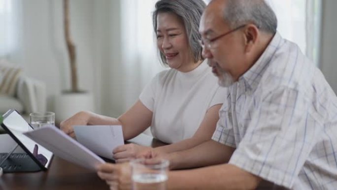 老年夫妇讨论退休后改善生活的人寿保险