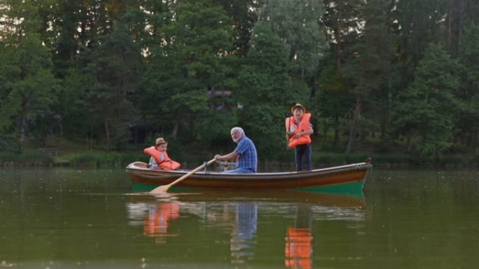 祖父和孙子在湖上划船