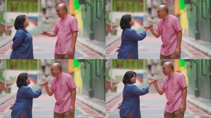 快乐亚洲马来自闭症唐氏综合症女性小指承诺与她的父亲在城市街道