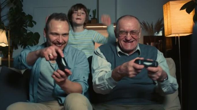 三代家庭。快乐兴奋的70多岁老人，在家与儿子和孙子玩有趣的游戏机。