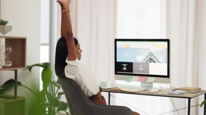 伸展、办公桌和带电脑的女人，用于网站设计、搜索引擎优化营销或文案策划，努力工作。疲劳、倦怠和创造性的