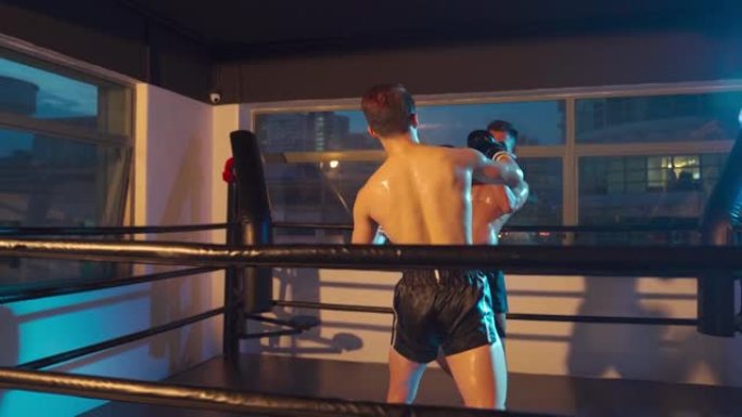 极限运动亚洲泰拳拳手决斗格斗比赛晚上在拳击场