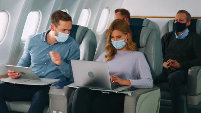 航空旅行外国人飞机上办公视频素材