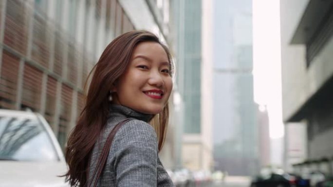 亚洲女商人肖像笑容开心大笑白领